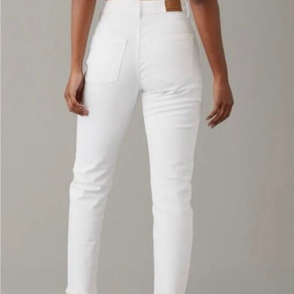 American eagle. Mom Jeans. Bright white. Stretch. Size 4 Regular. 27W. - Picture 2 of 4